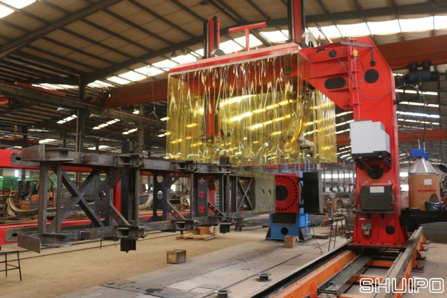 車(chē)架焊接機(jī)器人.JPG 車(chē)架焊接機(jī)器人.JPG